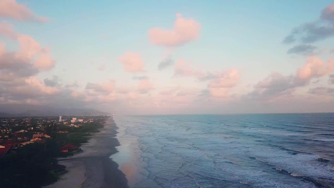 hermosa foto vespertina del océano y la playa en brasil