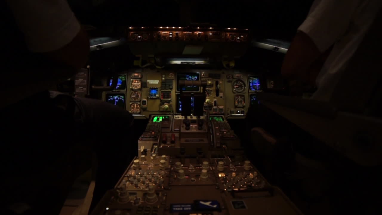 dos pilotos en la cabina de un avión a reacción airbus durante un vuelo nocturno