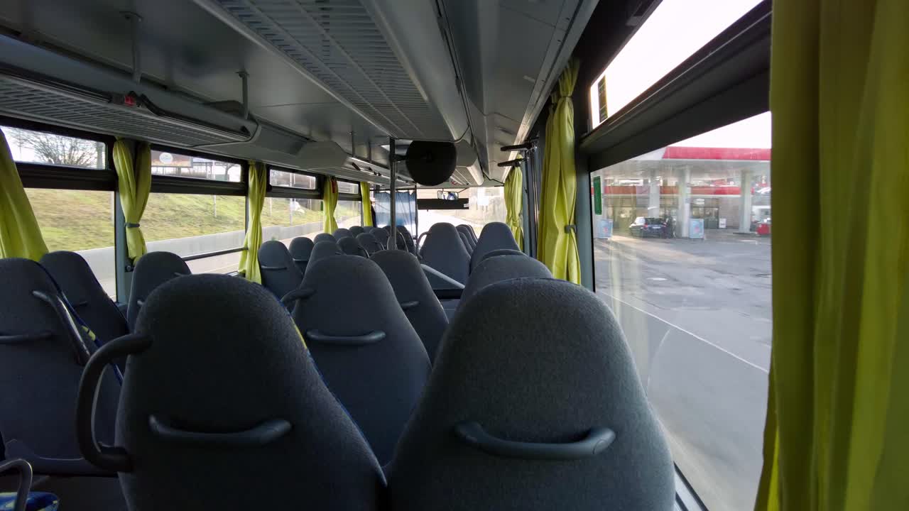 conduciendo en un autobús de transporte público vacío en la ciudad en una soleada mañana de primavera