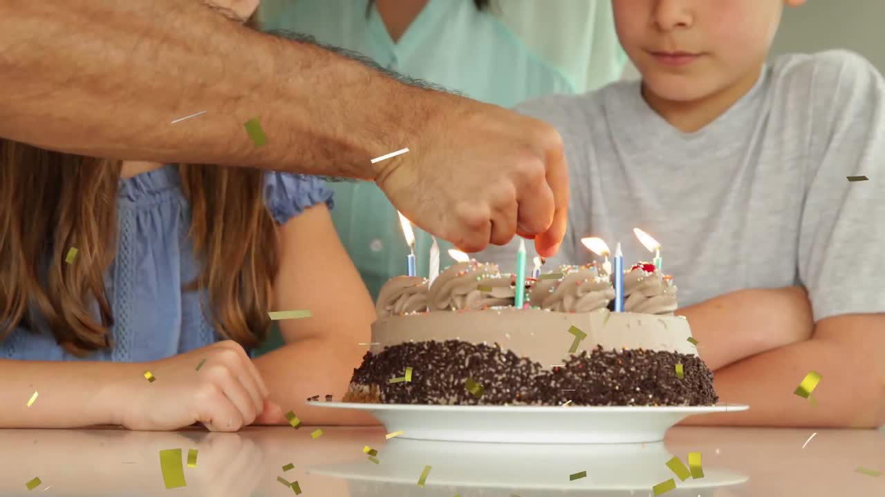 animación de confeti cayendo sobre la familia divirtiéndose en la fiesta de cumpleaños