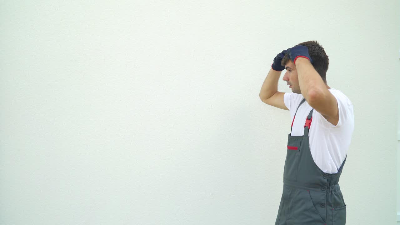 retrato cinematográfico trabajador industrial aislado gestando desesperadamente con espacio libre y espacio de copia