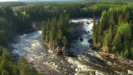 La-Cascada-Ristafallet-En-La-Parte-Occidental-De-Jamtland-Está-Catalogada-Como-Una-De-Las-Cascadas-Más-Hermosas-De-Suecia.