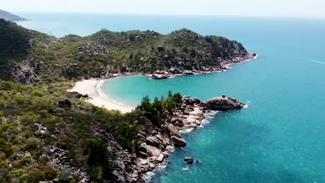 toma aérea de las bahías en la isla magnética