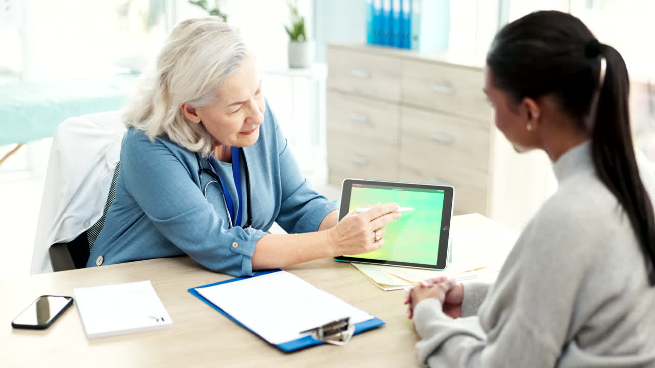 Dokter, pasien, dan tablet layar hijau