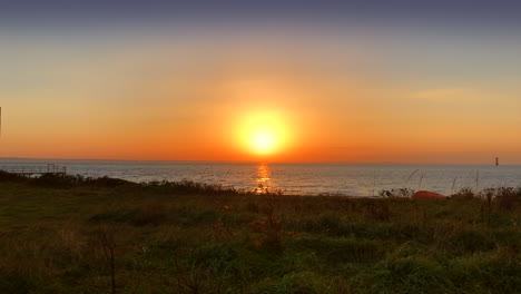 intensa puesta de sol en una playa al amanecer