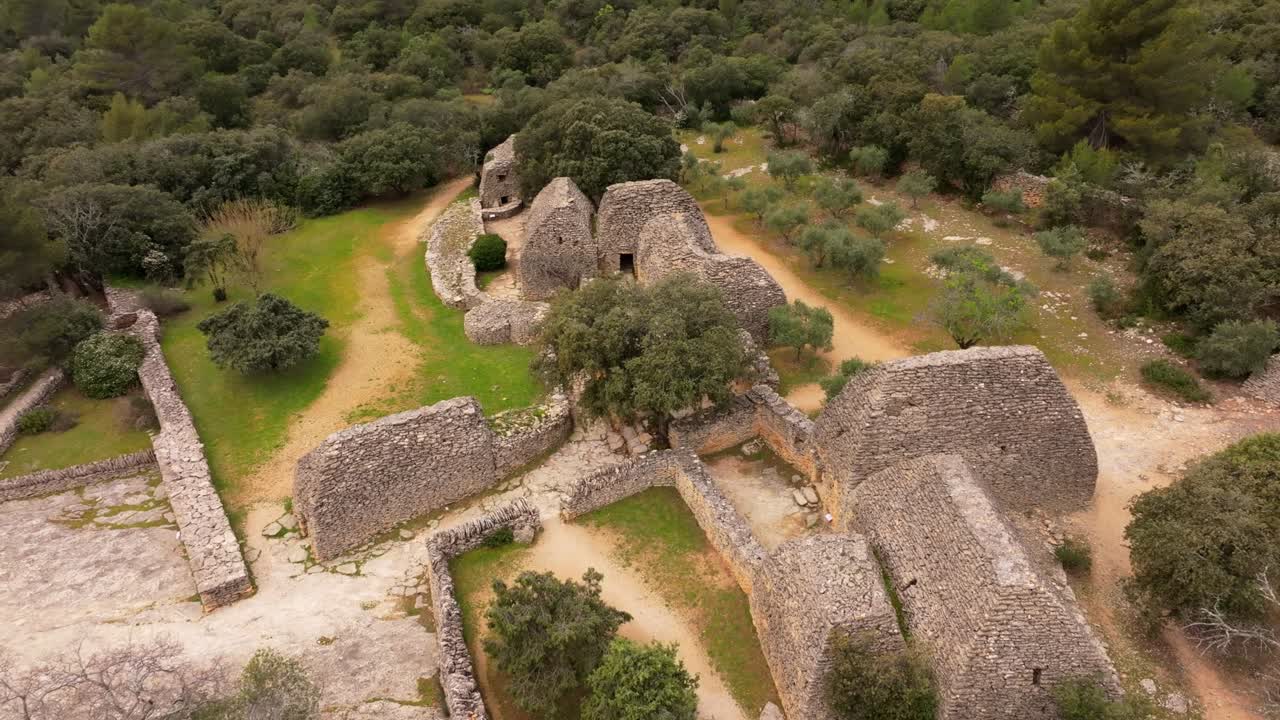 Vista aerea di abitazioni rustiche in pietra nel Village des Bories, museo a cielo aperto