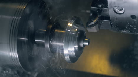 Torno-Con-Tecnología-CNC-Corta-Piezas-De-Metal.