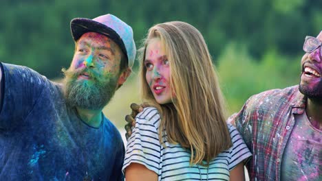 amistosos, jóvenes, multiétnicos, felices, chicos y chicas, en, colorido, pinturas, sonriente, y, posar, a, el, cámara, de, smartphone, exterior, durante, holi, fiesta