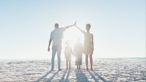 la espalda, la cubierta o la familia de alto cinco en una playa