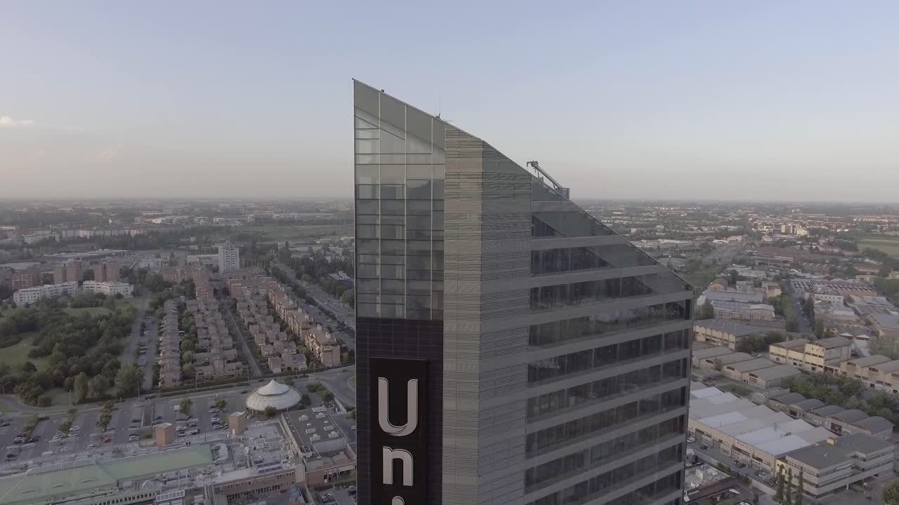 드론은 높은 마천루 근처에서 비행한다