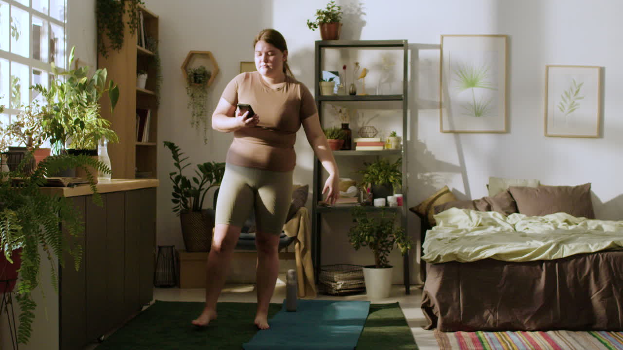 mujer joven usando un teléfono inteligente por la mañana