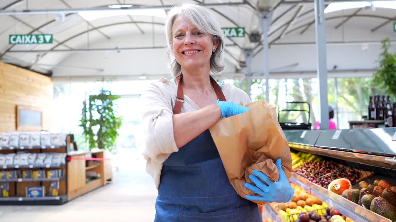 Donna che compra prodotti in un supermercato