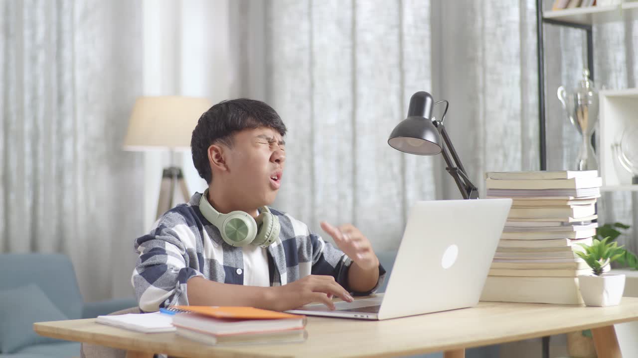 십대 학생이 공부하는 동안 스트레스를 받았습니다.