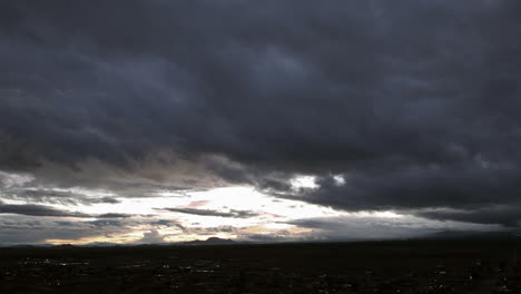 cielo dramático al anochecer con la luz del sol atravesando las nubes de tormenta, vista expansiva, time-lapse
