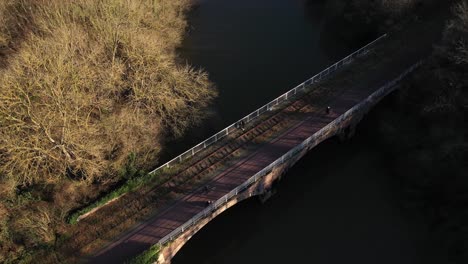 vista aérea de un puente en la vía verde de normandía con bicicletas