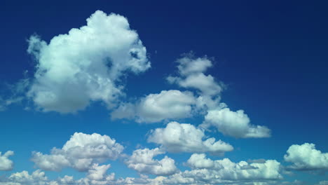 vista idílica de nubes blancas y esponjosas sobre el cielo azul
