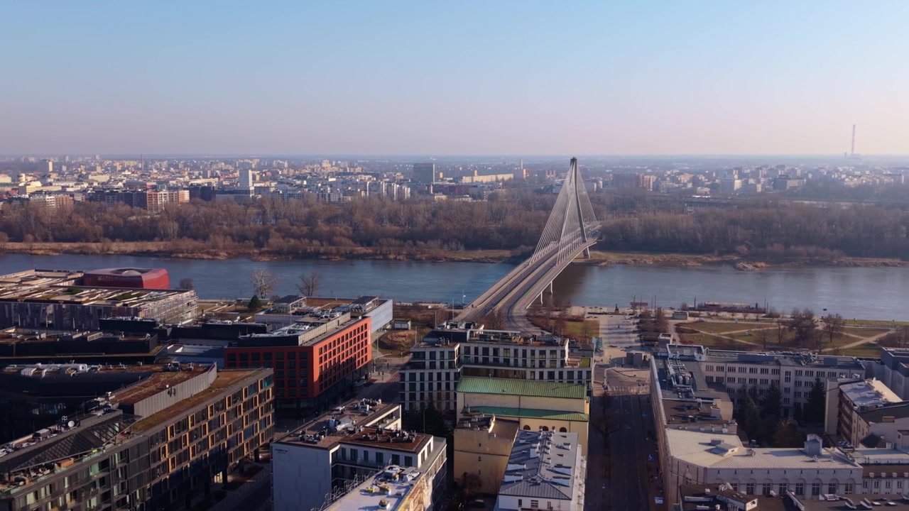 Fredfyldt morgenstemning ved bybroer. Luftperspektiv af Wisła og storbyomgivelser. Charmerende solopgang over flod og bybillede med fredelige parker og broer
