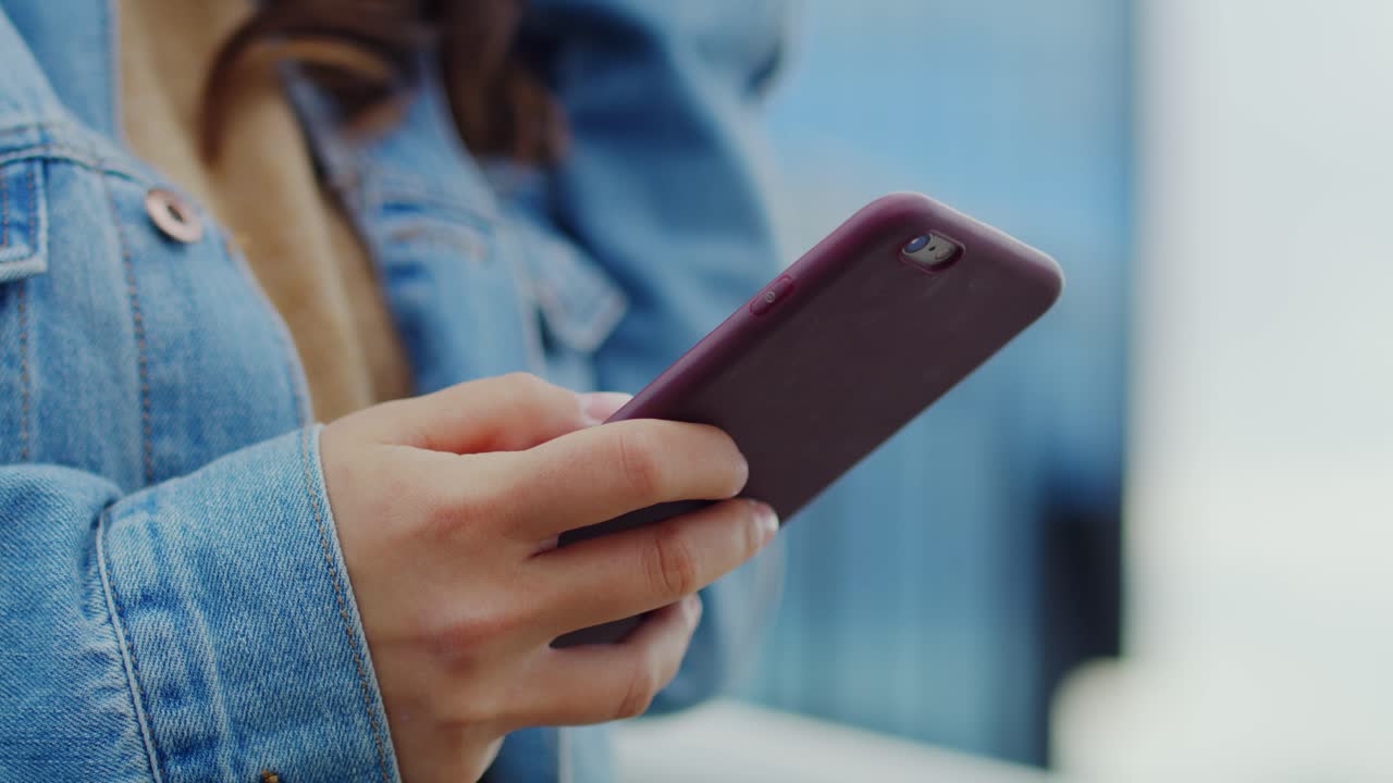 vista de mano de una mujer joven usando un teléfono móvil