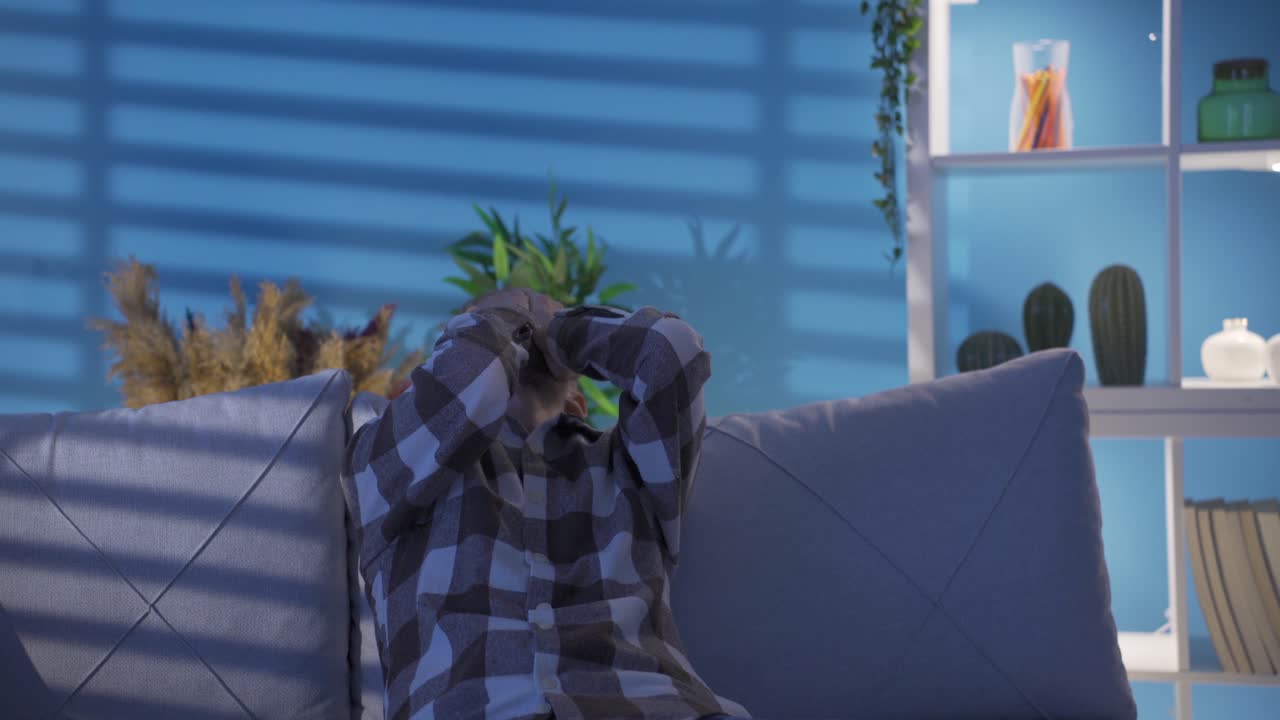 우울증과 심리적 문제를 가진 젊은이가 집에서 혼자 있고 스트레스를 받고 있습니다.