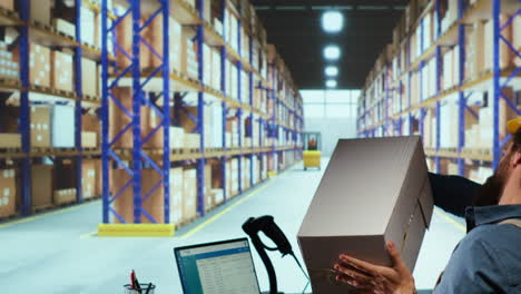 gerente de operaciones de distribución trabaja con lector de códigos de barras