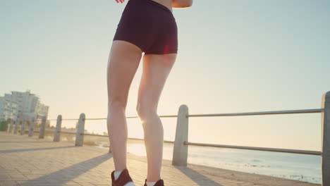 zapatos para correr, piernas y cuerpo de mujer en la playa