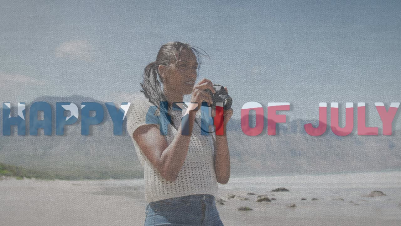 animación del texto día de la independencia sobre una mujer afroamericana tomando una foto en la playa