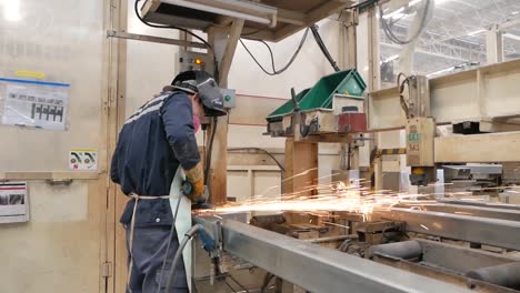 trabajador industrial soldando metal en una fábrica