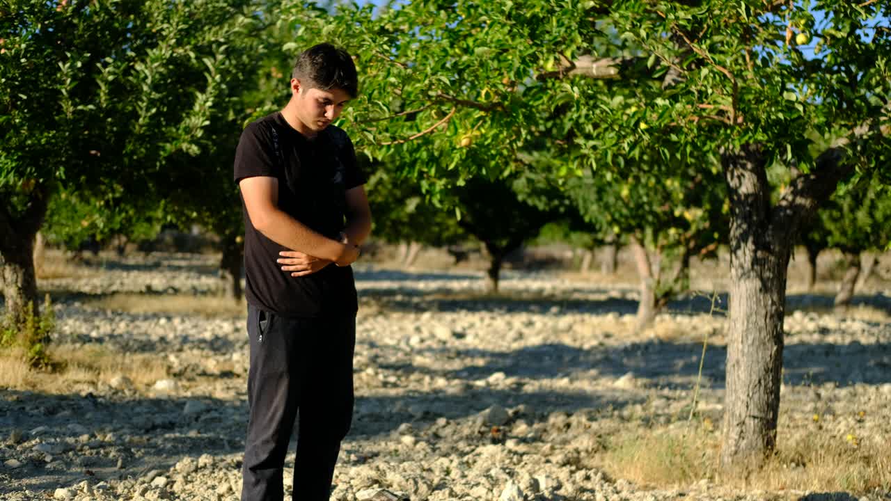 야외에서 기도하는 무슬림