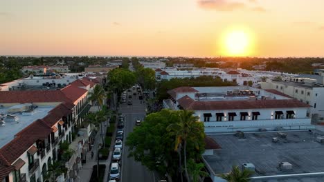 Luftaufnahme-Des-Boutique-Einkaufsviertels-In-Naples,-Florida