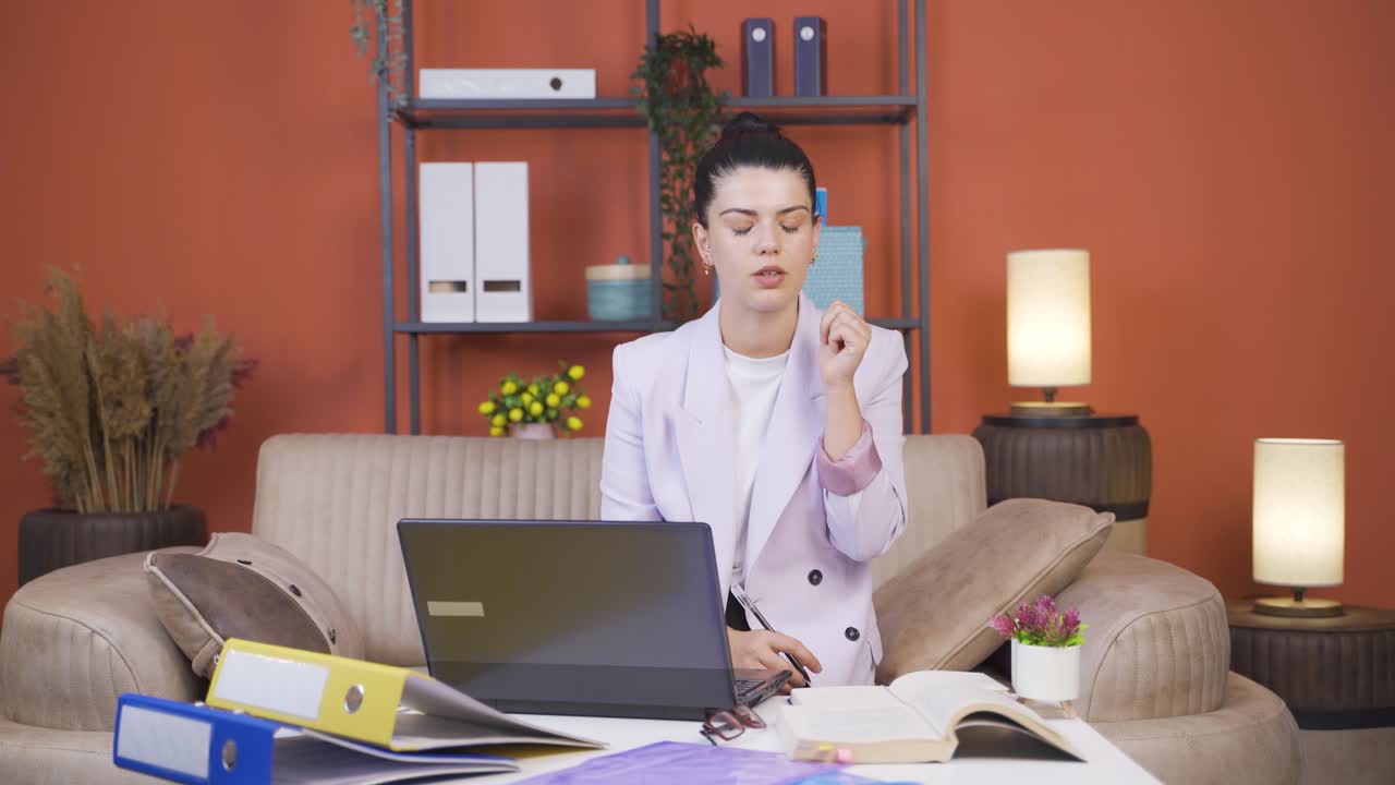 trabajadora de oficina en el hogar mujer joven trabajando con concentración.