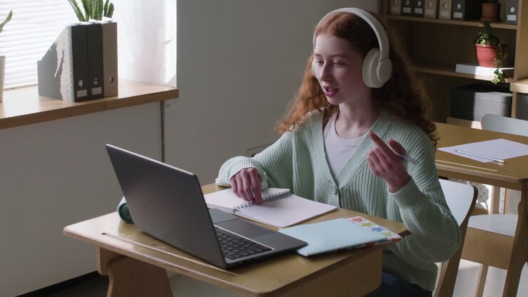 Teenagerpige deltager i onlineundervisning