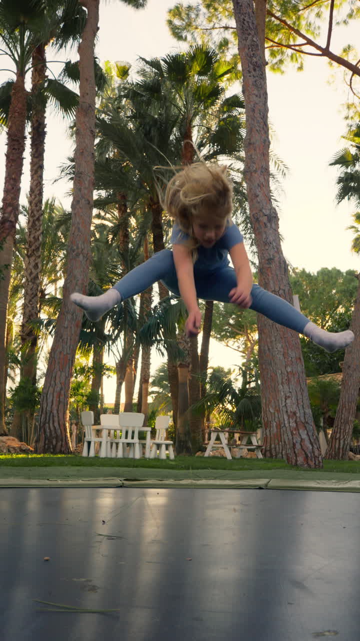 Ragazza che salta felice su un trampolino all'aperto