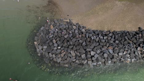 barrera de roca rompeolas en elmer sands beach uk