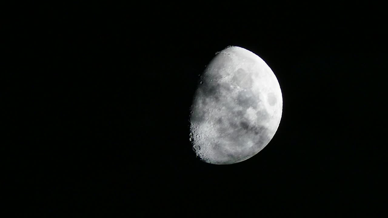 céu noturno e lua bulgosa, nuvens e lua bulugosa em close-up, vídeo de lua bulugusa em 4k,