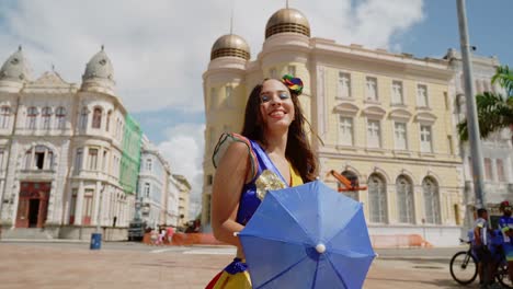 retrato de una bailarina de frevo en el carnaval callejero de recife, pernambuco, brasil.