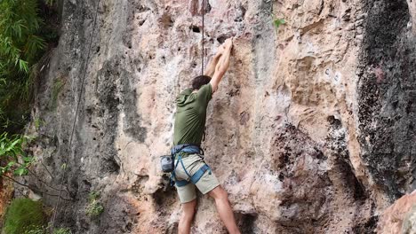 persona escalando una pared rocosa en el krabi