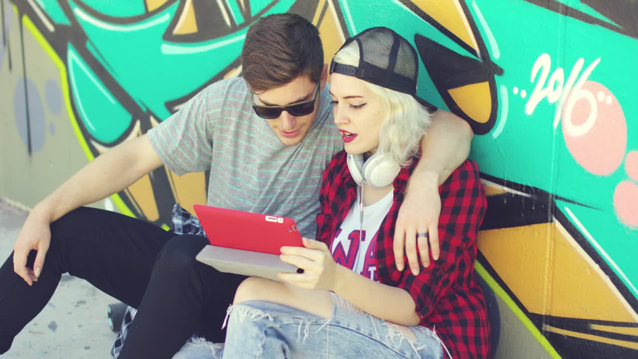 una pareja de jóvenes hipsters navegando por internet.