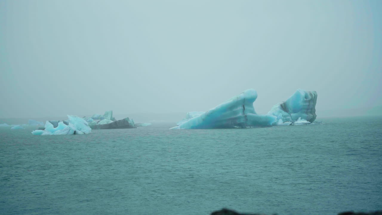 icebergs en una laguna glaciar