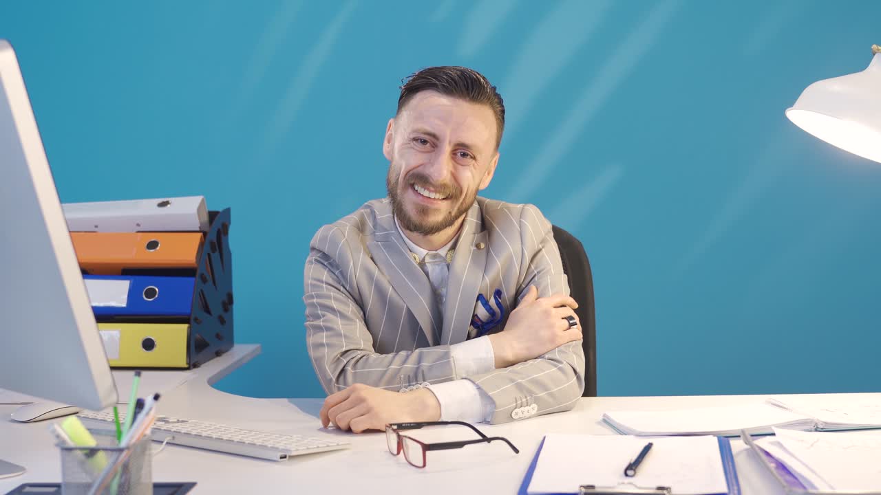 Ritratto di uomo d'affari felice e premuroso