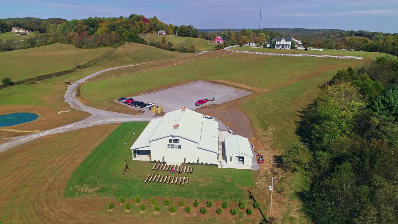 вид с воздуха на орбитальный амбар, превращенный в место проведения свадьбы в сельской местности, 4k