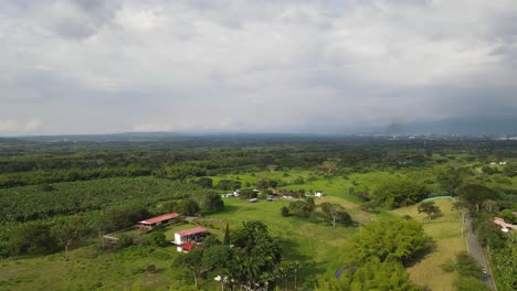 Vista-De-Drones-De-Villas-Ubicadas-En-Un-Verde-Campo-Tropical.