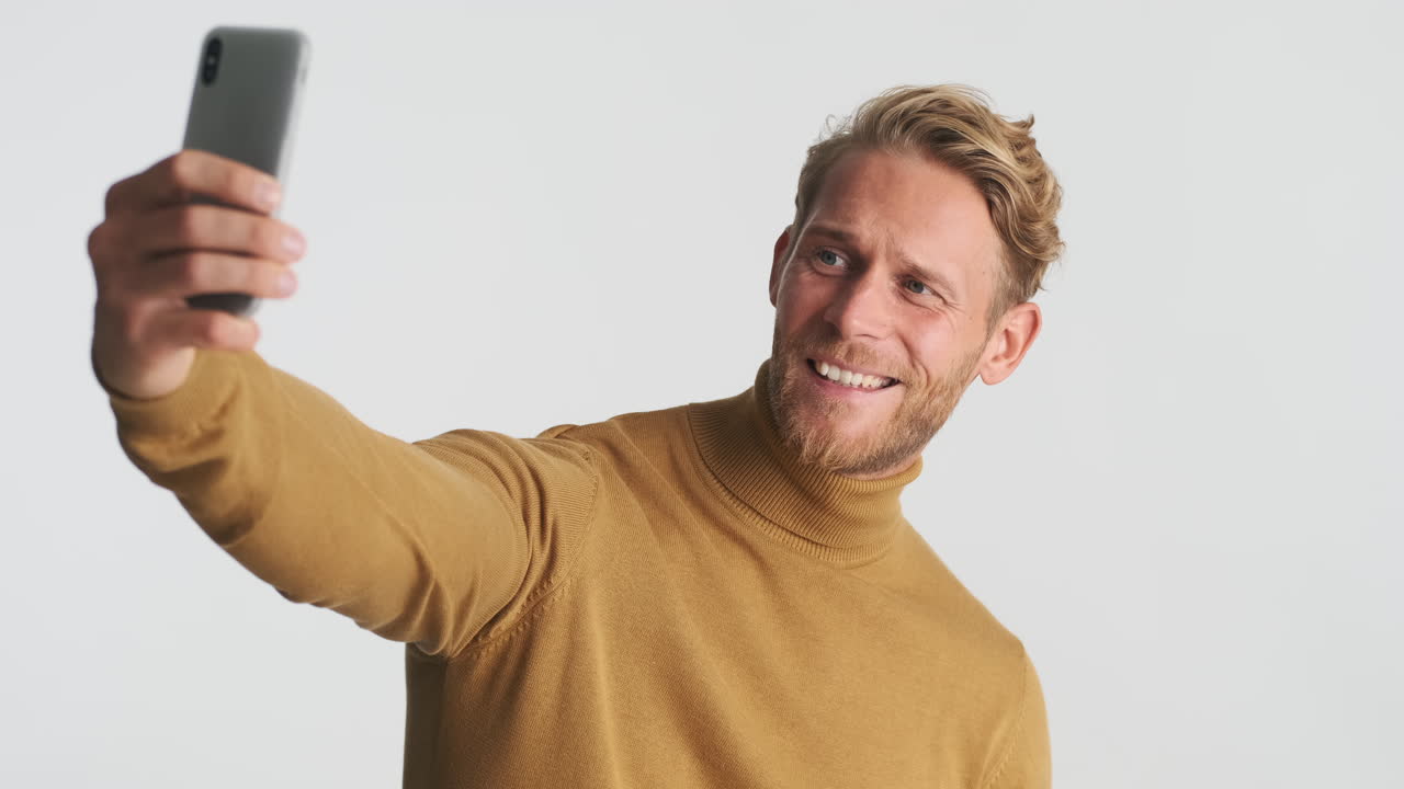 hombre guapo tomando una foto de sí mismo