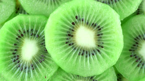 macro rotación de video de rodaje de rebanada de fruta de kiwi.cerrar la carne de kiwi.