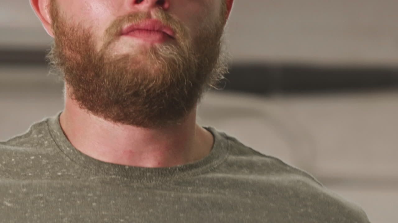 hombre saltando la cuerda dentro del gimnasio frente a la ventana, extremo de cerca, cámara lenta