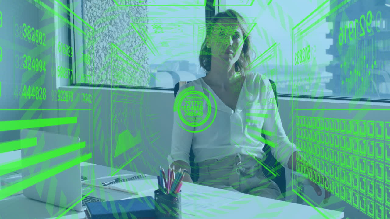 animación de procesamiento de datos financieros sobre mujer de negocios sentada en el escritorio de la oficina