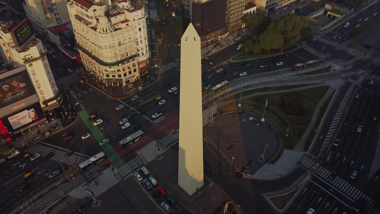 Vista aérea do Obelisco de Buenos Aires e de um cruzamento movimentado da cidade.