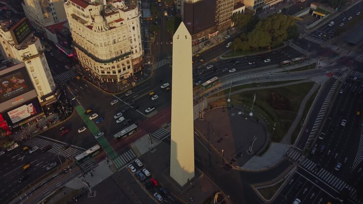 Vista aerea dell'Obelisco di Buenos Aires e di un affollato incrocio cittadino.