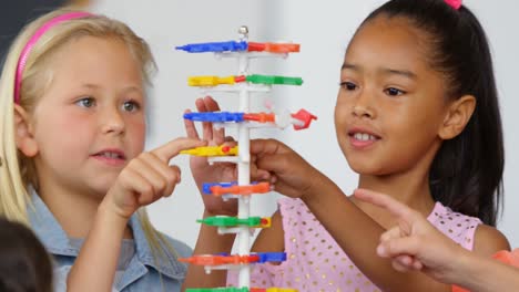 frontansicht von gemischten schulkindern, die über die dns-struktur im klassenzimmer lernen 4k