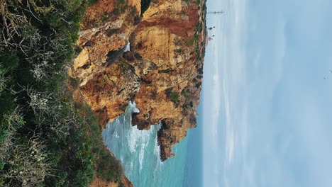 Der-Almograve-Strand-Mit-Schwarzen-Basaltfelsen-An-Der-Küste-Von-Alentejo,-Portugal