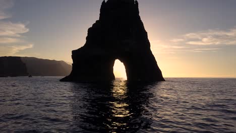 Madera-Island,-Portugal---Natürliche-Felsformation-Mit-Einem-Loch,-Umgeben-Von-Ruhigem-Meerwasser-Bei-Sonnenuntergang---Luftdrohnenaufnahme
